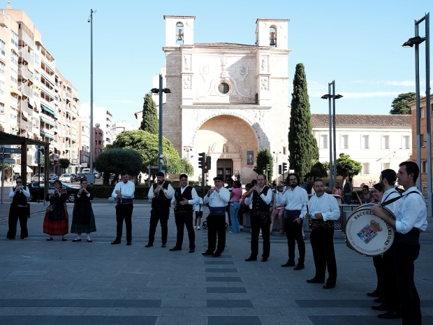 03 - Viernes 14 - 19.00h - Pasacalles Escuela Folklore - Desde la Plaza de Santo Domingo hasta el Infantado