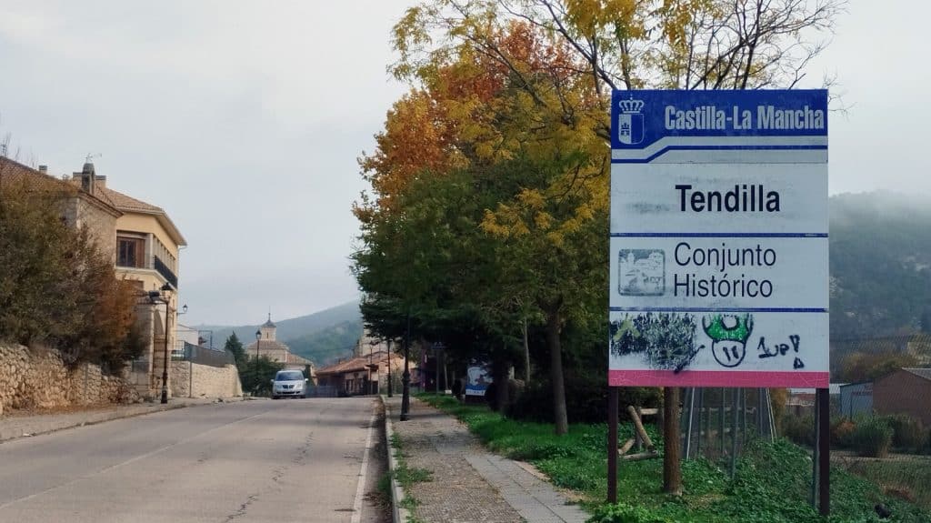 Visita guiada a Tendilla Foto cartel entrada al pueblo